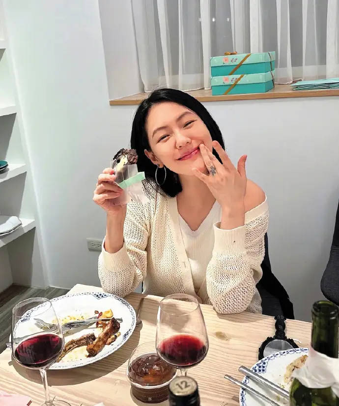 小s被曝肝脏出问题 s妈否认：没这回事