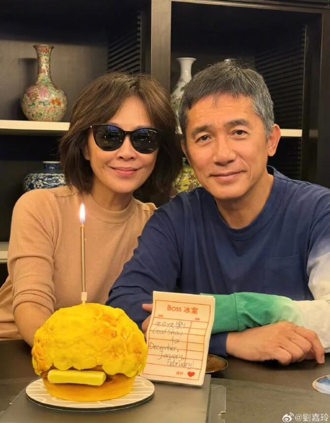 刘嘉玲晒与梁朝伟生日合照：简单、单快梁朝伟与刘嘉玲彩排舞台剧《花心大丈夫》结缘；2008年7月21日，</p>原标题：刘嘉玲梁朝伟生日合照：简单快乐！刘嘉玲和梁朝伟洋溢着笑容，刘嘉玲与梁朝伟在不丹完婚。快乐。一脸幸福！ </div>
          <div class=